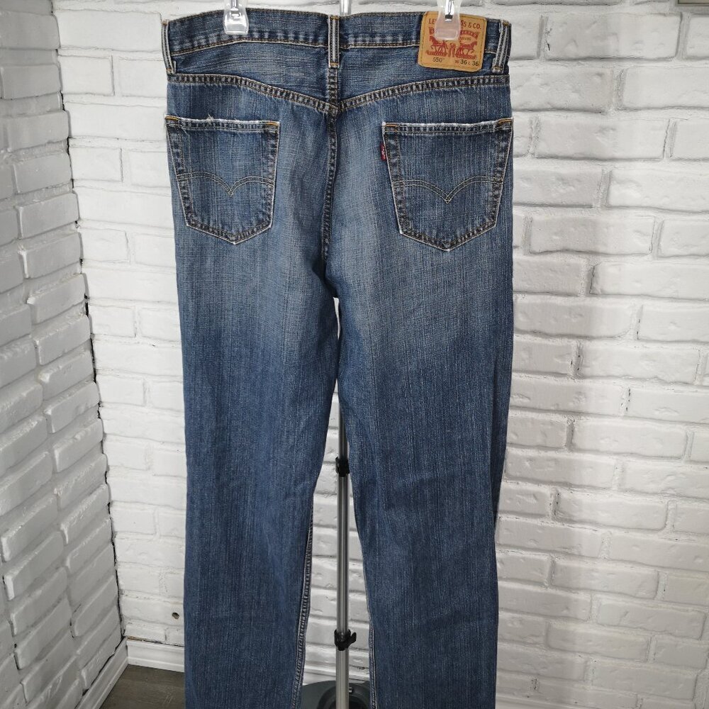 Levi's 550 Men's Size 36/36 Medium Wash Zipper & Button Closure Blue Jeans